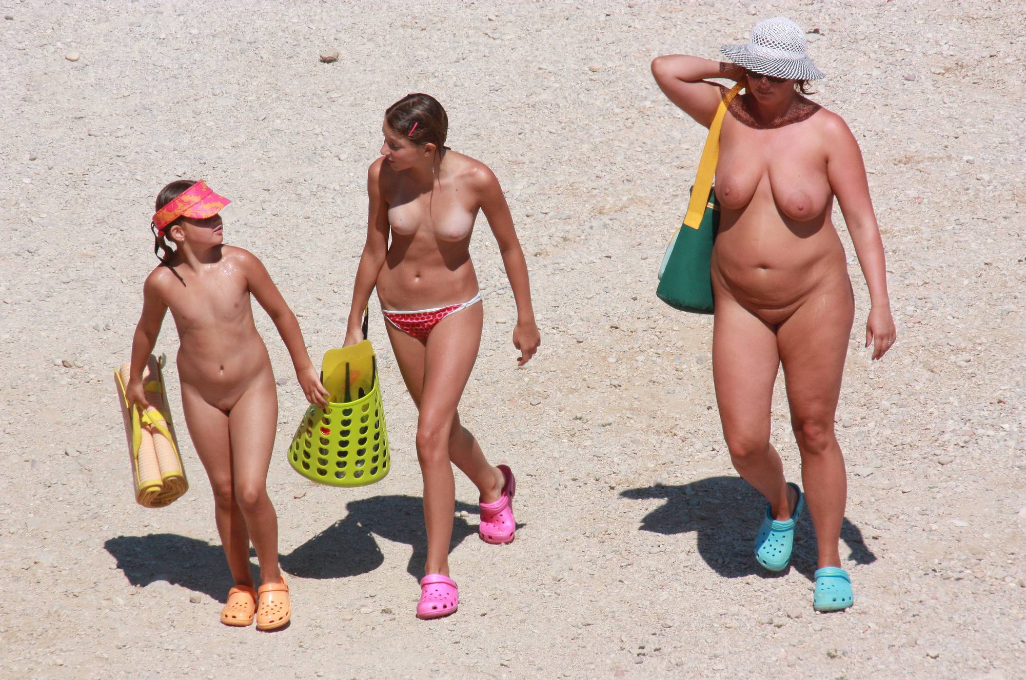 Pure Nudism Pics Family Beach Packing-Up - 1